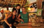 Nossas amigas argentinas em seu restaurante onde tomávamos nosso saudável café da manhã, na ilha de Holbox, no norte do Yucatán, no México